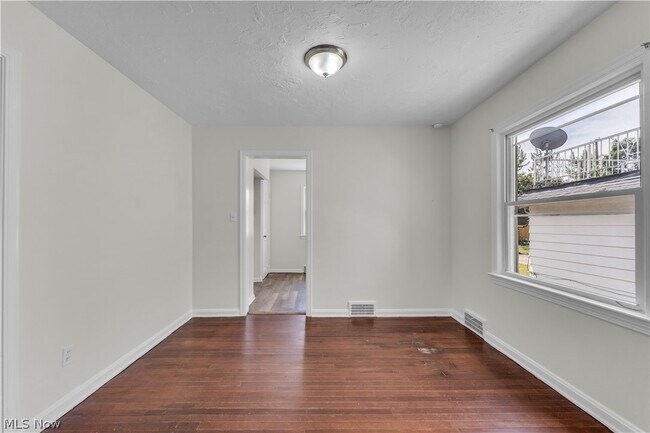 Foto del edificio - 16004 Invermere Ave