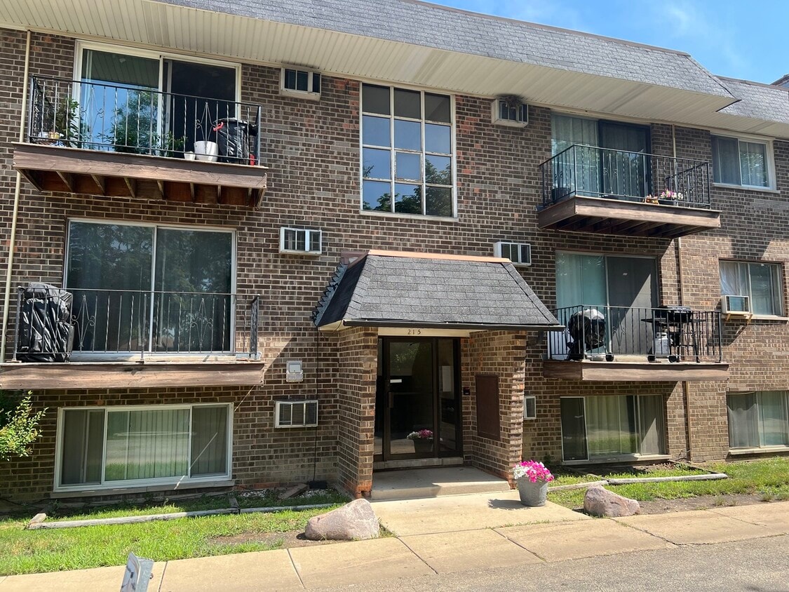 Primary Photo - 215 Hale St
