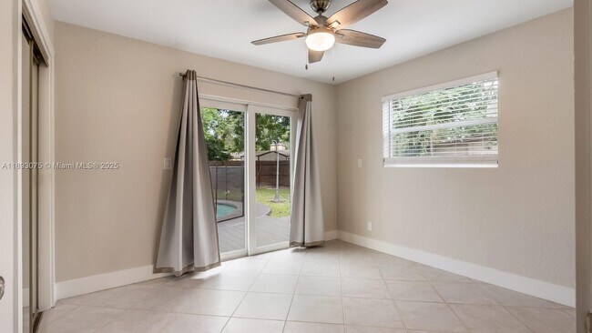 Foto del edificio - 740 Beachwood Ln