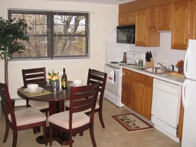 Building Photo - 9 River Dr