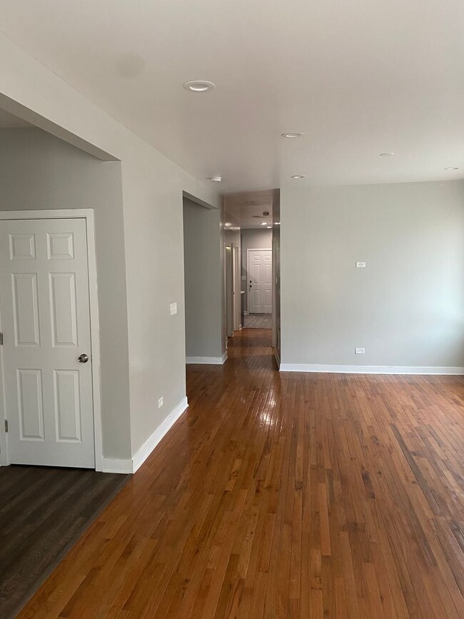 Foto del edificio - Spacious south side 5 bedroom beauty