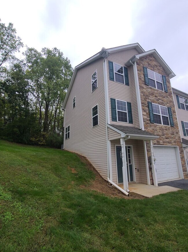 Foto del edificio - 3 Bedroom 2 1/2 bath townhouse in Waynesbo...