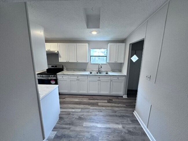 Building Photo - ***TWO WEEKS FREE*** Beautiful Fully Remodeled Home with Large Yard and Primary Suite Bath