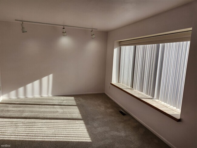 Building Photo - 3 br, 2.5 bath Condo - 2530 Traver Blvd