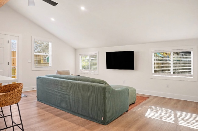 Photo - 625 Semaht St House