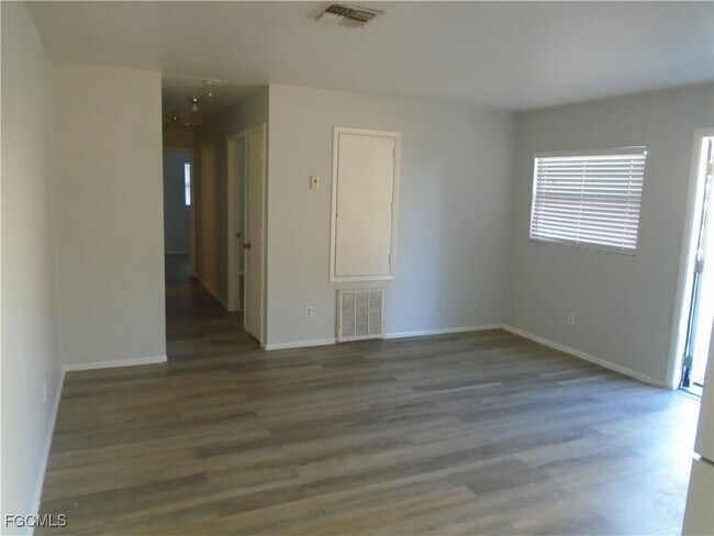 Foto del edificio - 8265 Beacon Blvd