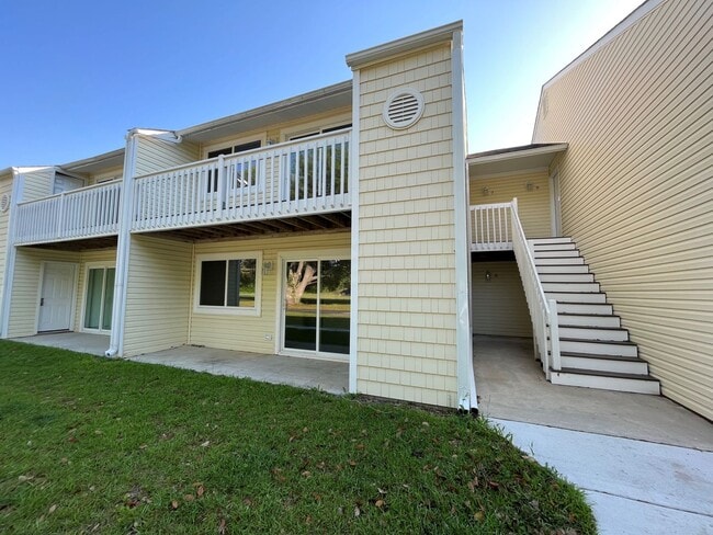 Updated two bedroom condo in Hampstead! - Updated two bedroom condo in Hampstead!