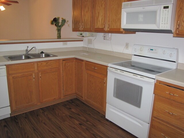 Foto del edificio - Townhome with Loft, Fireplace & Large Walk-In Closet. Trash and water included– Available May 1