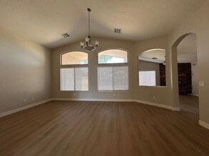 Building Photo - 434 E Chicory Pl