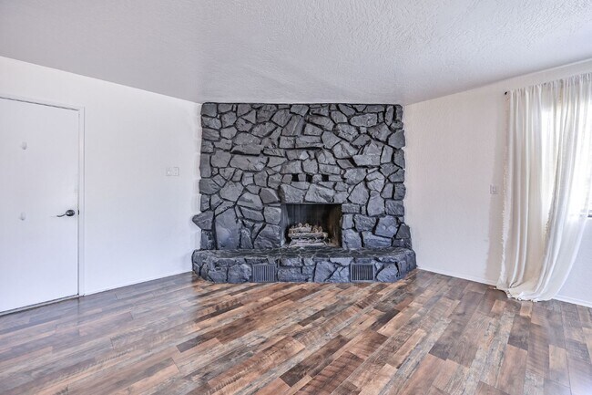 Foto del edificio - 4 bedroom /2 bath in NW neighborhood.
