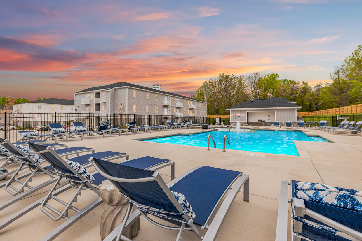 Piscina de agua salada en Legacy at Baldwin Ridge Apartments en Burlington, Carolina del Norte - Legacy at Baldwin Ridge Apartments