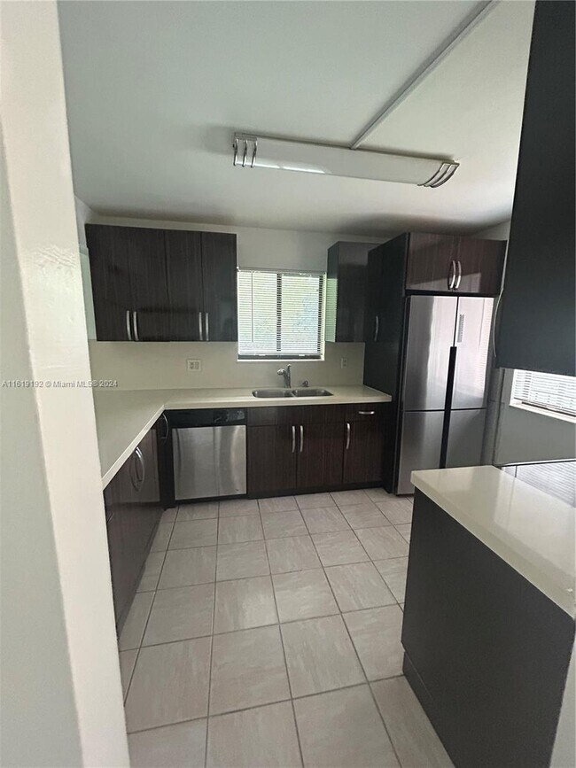 Foto del edificio - 235 Lakeview Dr