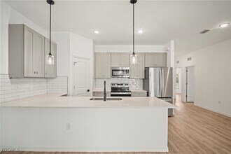 Building Photo - 627 SE 13th Pl