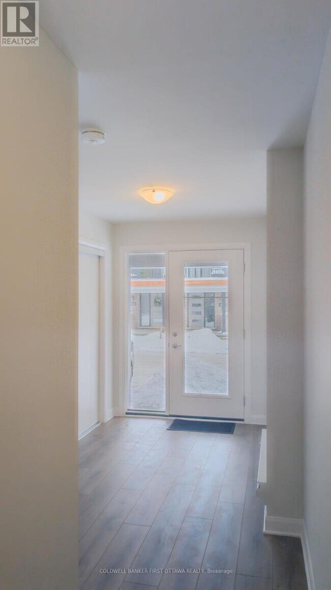 Building Photo - 415 Silverberry Private