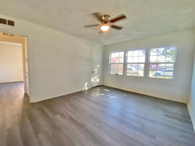 Building Photo - New remodeled 3 bed 1 bath available now
