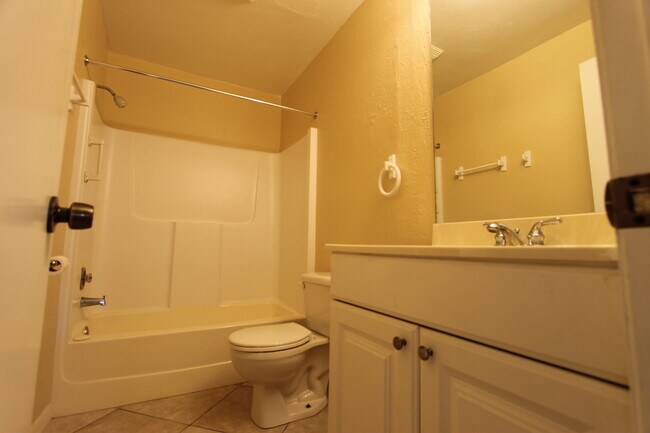 Building Photo - *** ANNUAL *** BONITA SPRINGS *** 2/2 DUPL...