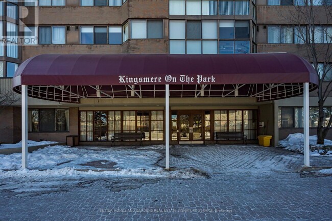 Photo du bâtiment - 880-1880 Dundas St W