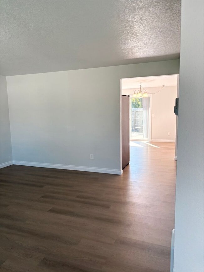 Building Photo - Beautifully Remodeled 3 Bedroom Home with ...