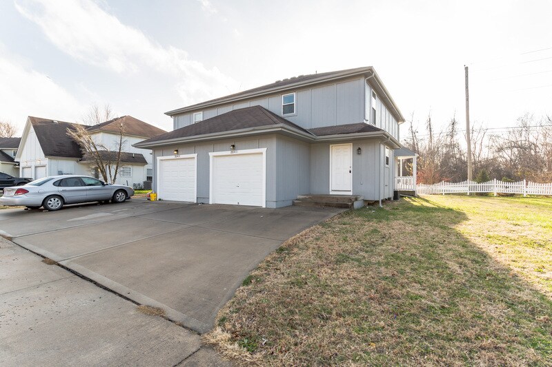 21541 S Peculiar Dr, Peculiar, MO 64078 House Rental in Peculiar, MO