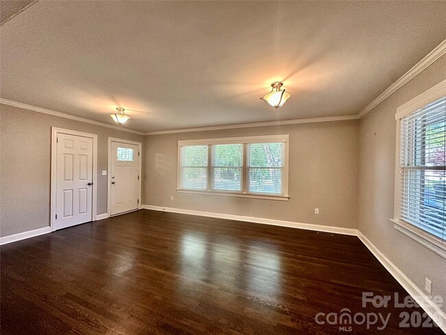 Building Photo - 710 Neil St