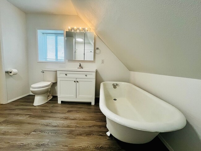 Building Photo - Newly Remodeled Apartment in the Center of Downtown Poulsbo!