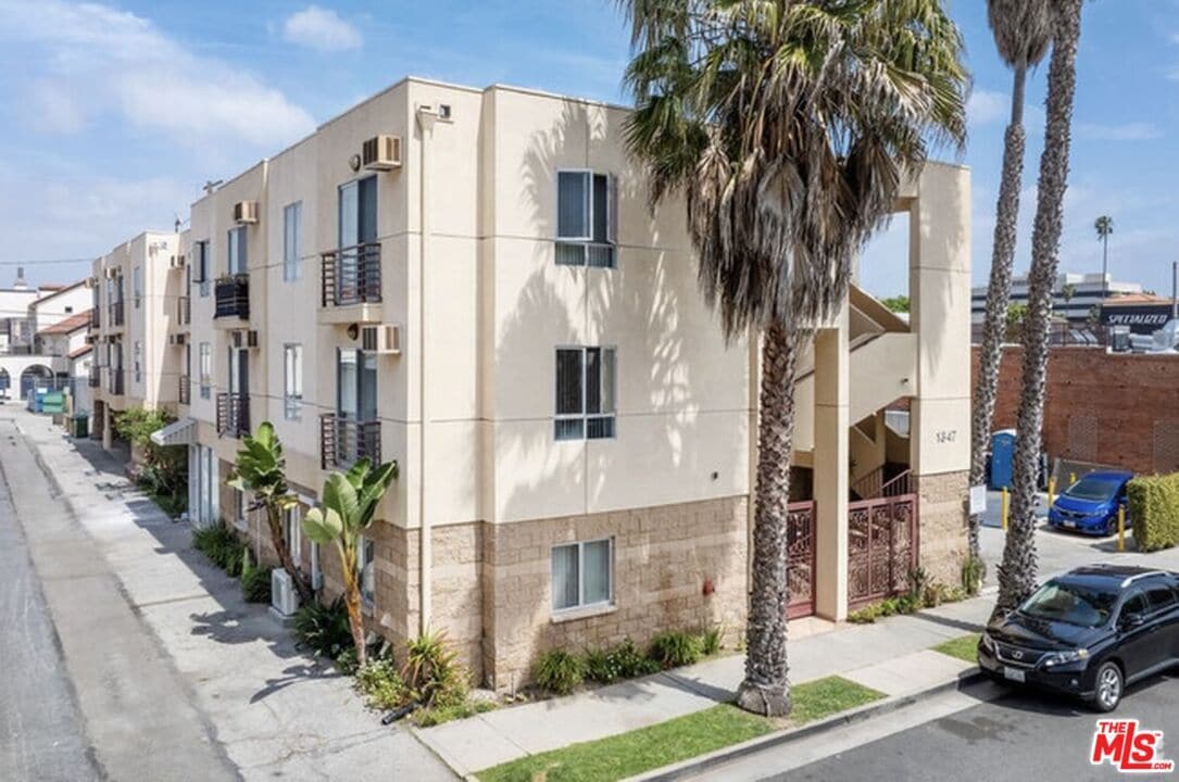 Primary Photo - 2301 Santa Monica Blvd