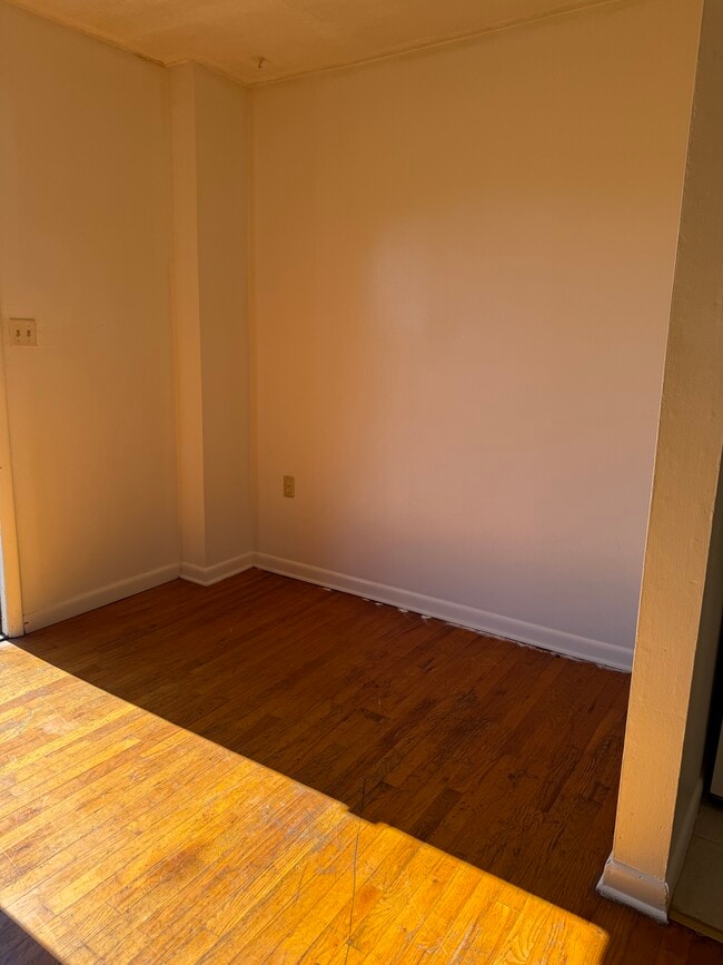 Building Photo - 300 Kern St