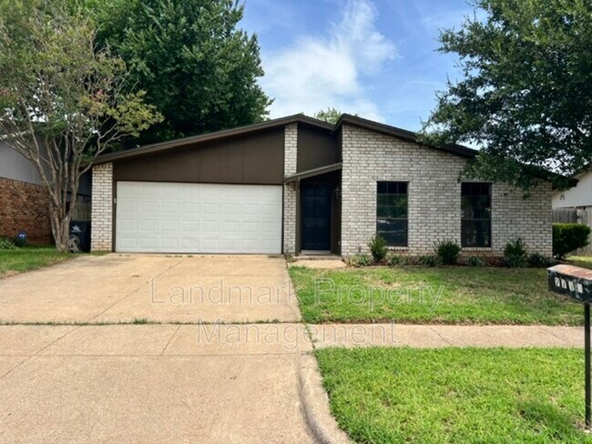 Foto del edificio - 2711 Treeview Dr