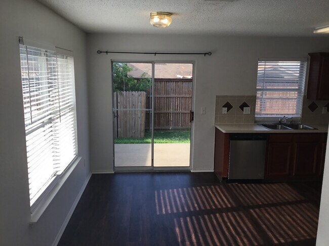 Foto del edificio - 902 Pryor Dr