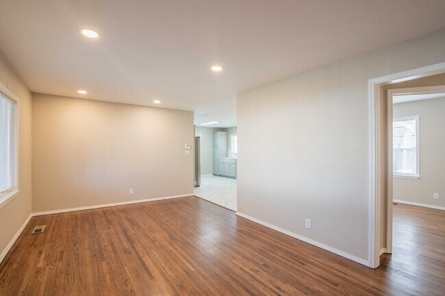 Building Photo - 3 Bed / 1 Bath in North Tulsa! Section 8 W...