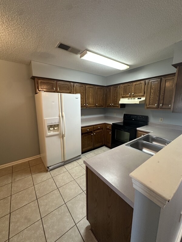 Building Photo - 8200 Town N Country Dr