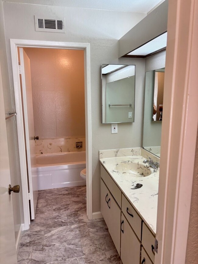 Building Photo - CUTE AS A BUG!  Super private Eldorado Hil...