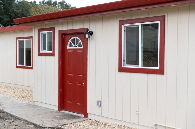 Foto del edificio - Recently Remolded Unit  2 bed/1 bath in South Salinas