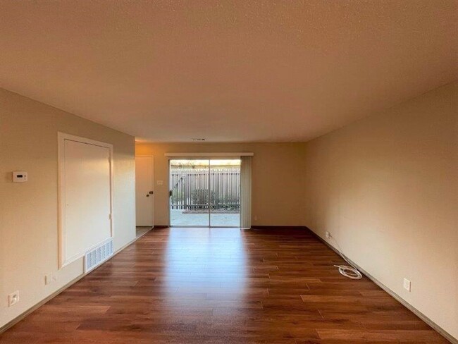 Building Photo - Concord! Nice 2 bedroom 1 bath unit, walk ...