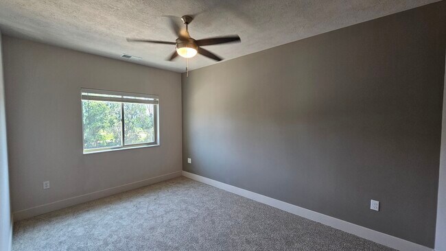 Building Photo - Avenue East