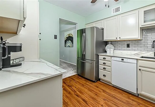 Foto del edificio - 553 Sloop Rd