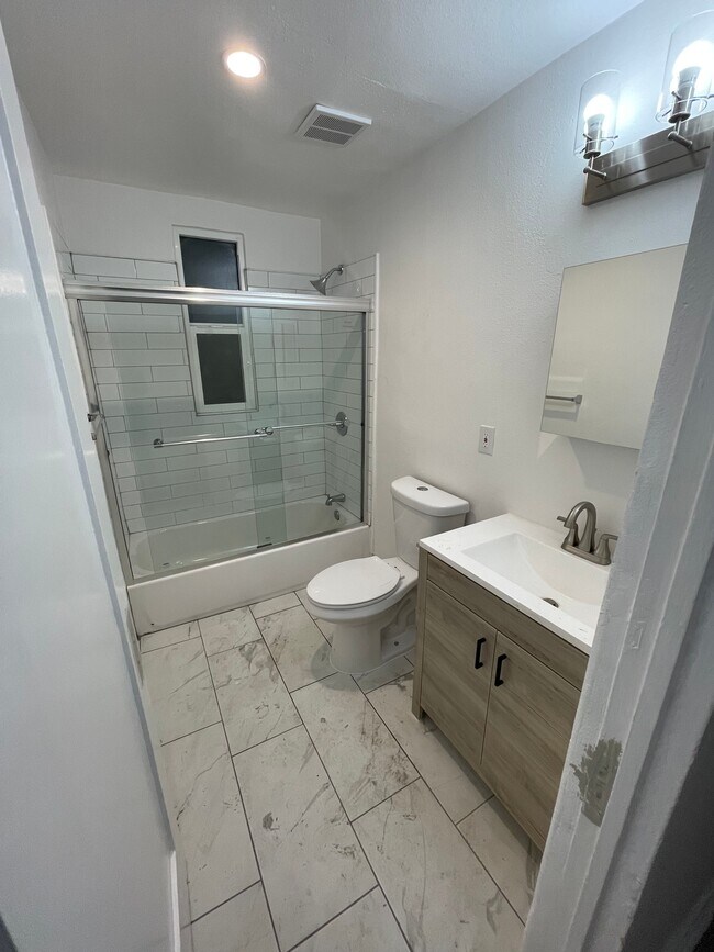 Baño - 3426 Maricopa St