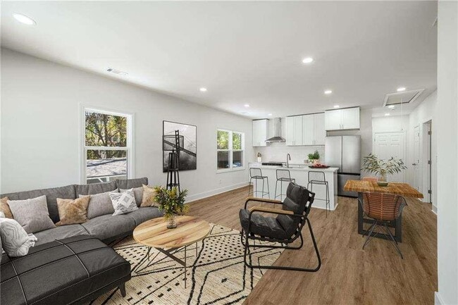 Building Photo - 936 Byron Dr SW