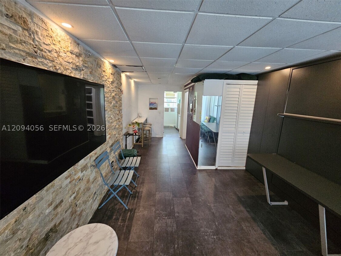 Building Photo - 7725 Carlyle Ave