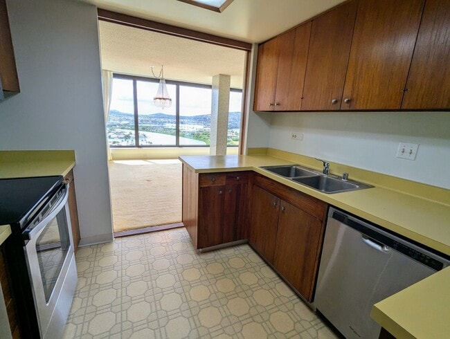 Building Photo - Jaw dropping views from this large 1,644 s...