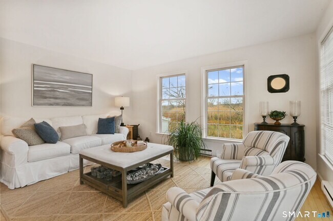 Foto del edificio - 1236 Fairfield Beach Rd