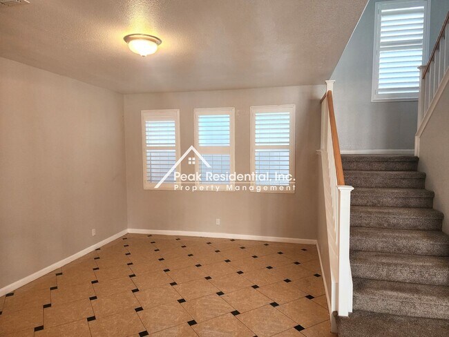 Foto del edificio - Spacious Stockton 5bd/3ba back up to Elkhorn Golf Club