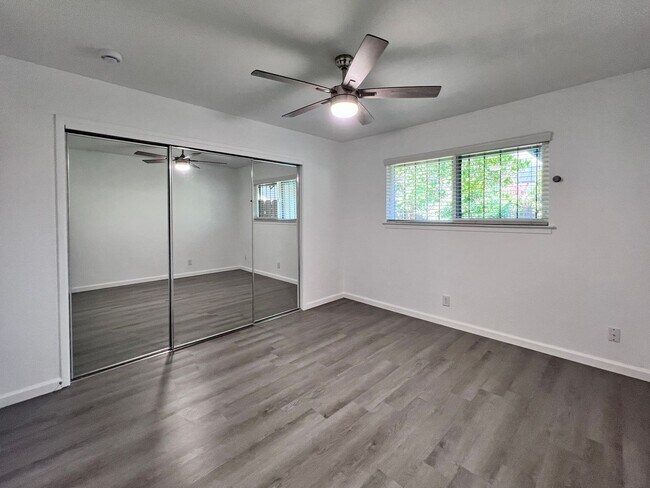 Building Photo - $2,200  Gettysburg & Blackstone, 2 Bedroom...