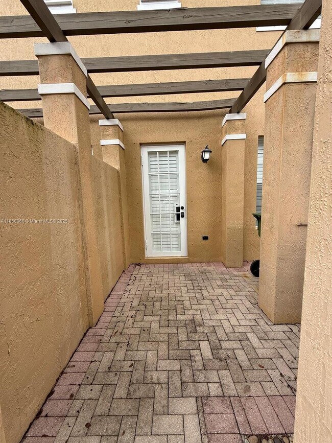 Foto del edificio - 705 SW 147th Ave