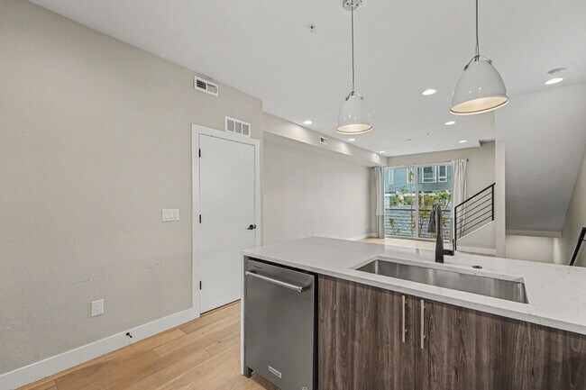 Foto del edificio - Newer Construction Townhome Available Now!