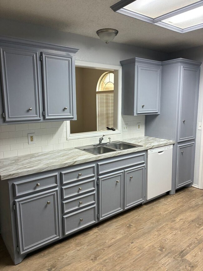 Foto del edificio - 4 Bedroom House with New Flooring
