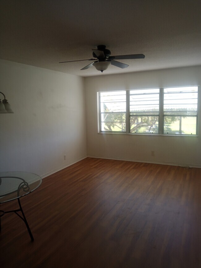 Sala de estar - 2851 E Golf Blvd
