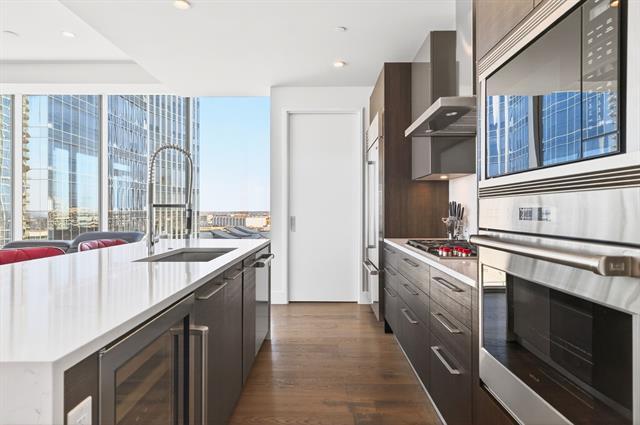 Foto del edificio - 7901 Windrose Ave.