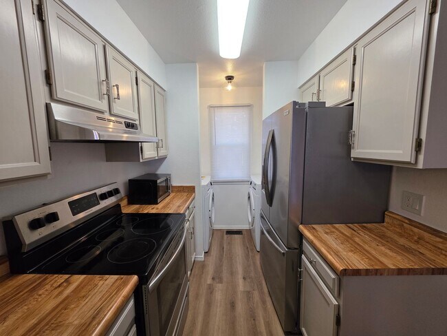 Foto del edificio - Beautiful 2 Bed 2 Bath Townhome!!