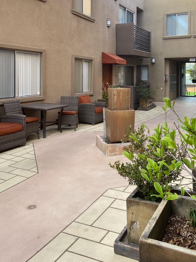 Courtyard - 21306 Parthenia St